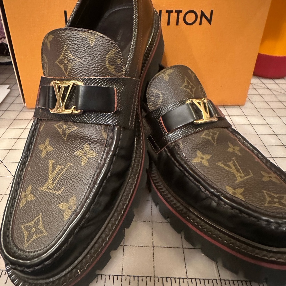 Louis Vuitton Academy loafers in black calf leather and Monogram canvas M8.5
